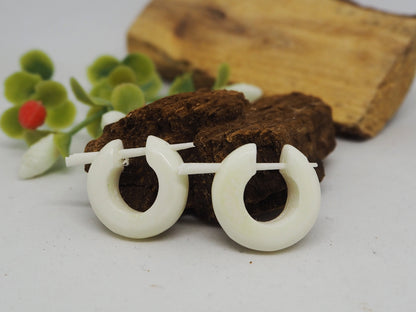 Pendientes Dilatadores Falsos (Fake Gauges) de Aro en Hueso Blanco Natural. Bone. - My Cuqui Shop #