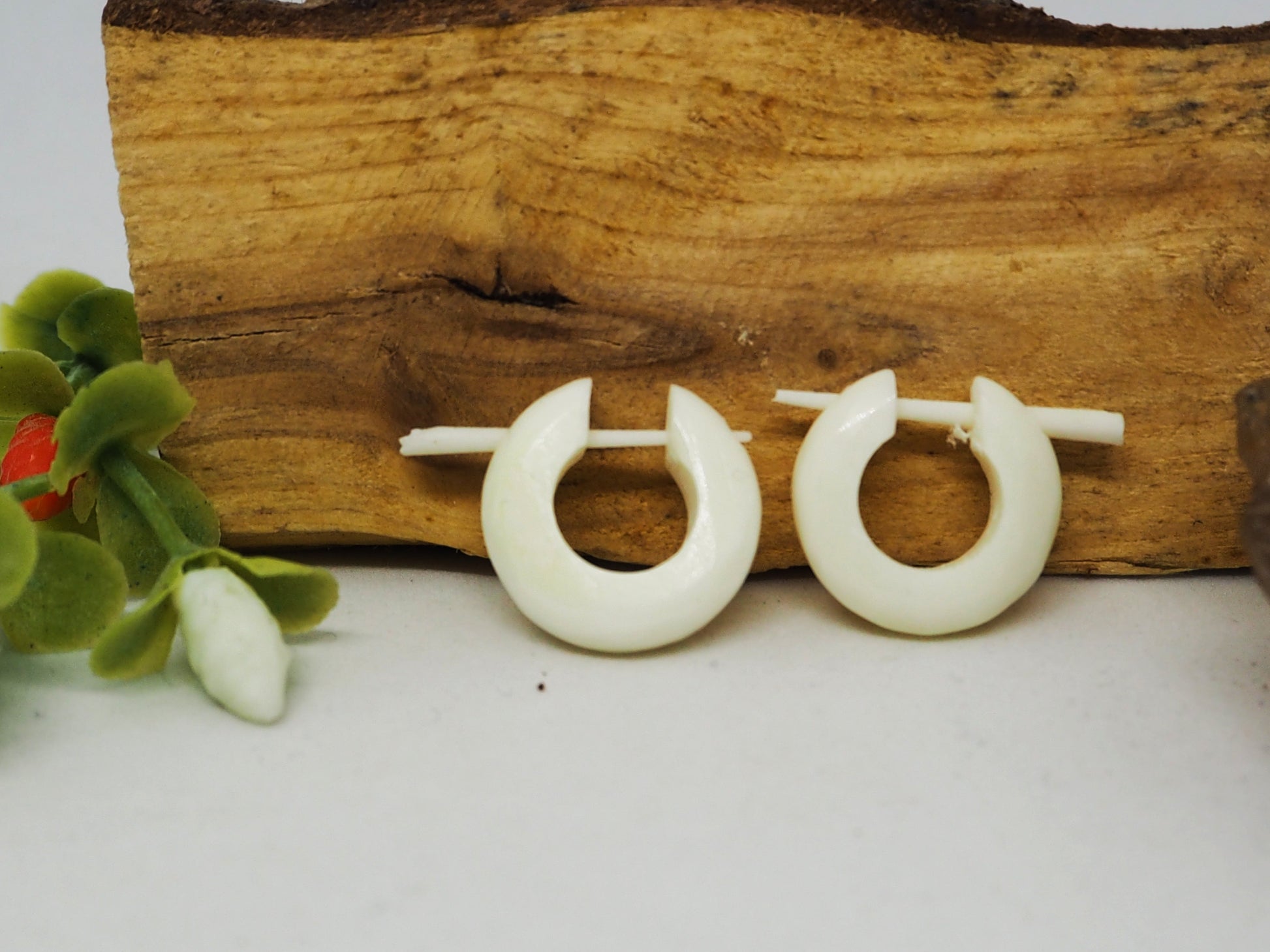 Pendientes Dilatadores Falsos (Fake Gauges) de Aro en Hueso Blanco Natural. Bone. - My Cuqui Shop #