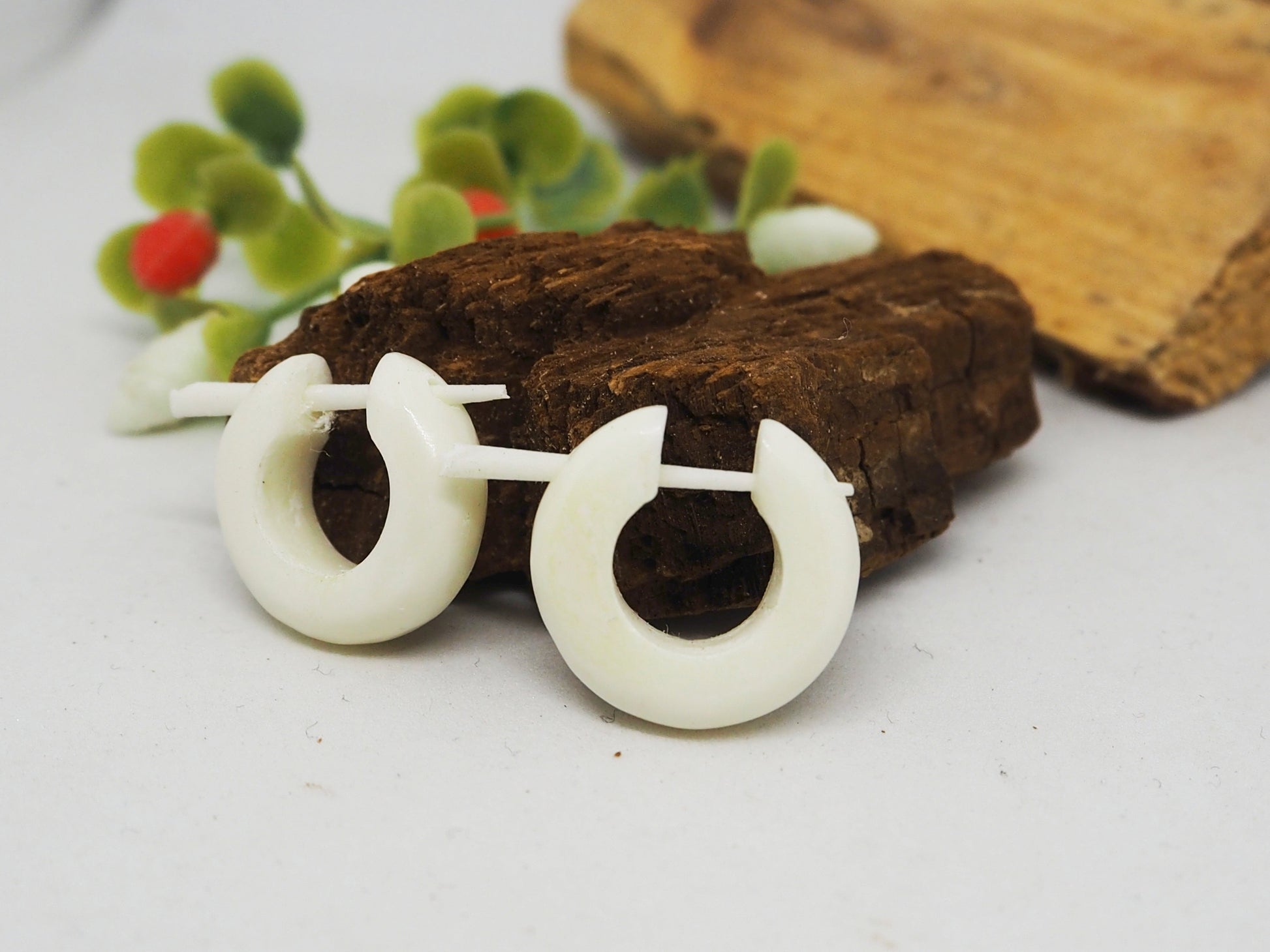Pendientes Dilatadores Falsos (Fake Gauges) de Aro en Hueso Blanco Natural. Bone. - My Cuqui Shop #