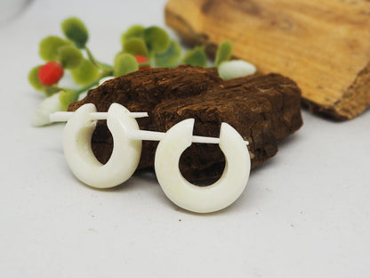 Pendientes Dilatadores Falsos (Fake Gauges) de Aro en Hueso Blanco Natural. Bone. - My Cuqui Shop #