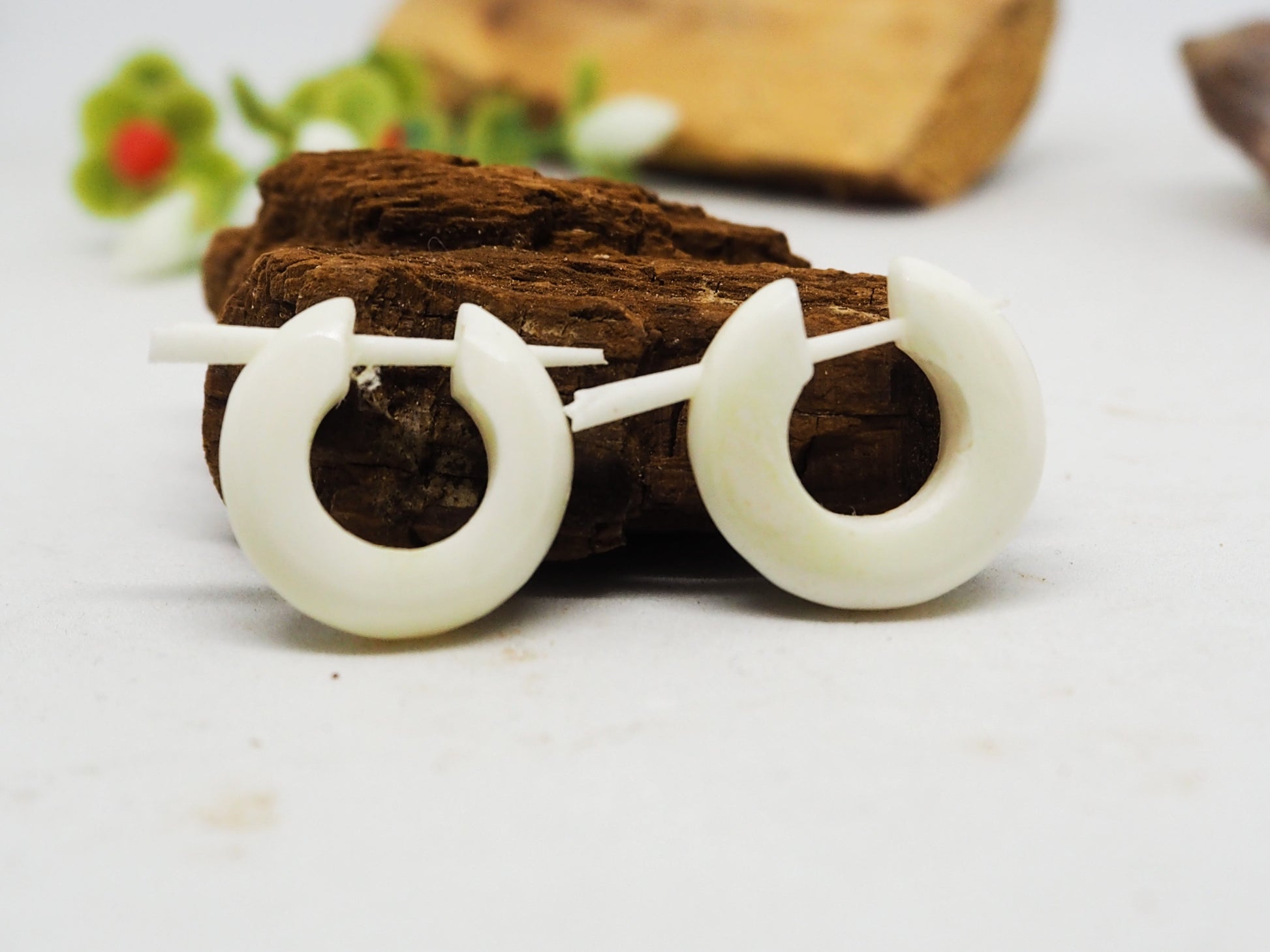 Pendientes Dilatadores Falsos (Fake Gauges) de Aro en Hueso Blanco Natural. Bone. - My Cuqui Shop #