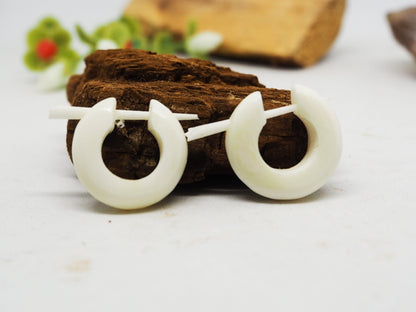 Pendientes Dilatadores Falsos (Fake Gauges) de Aro en Hueso Blanco Natural. Bone. - My Cuqui Shop #
