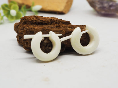 Pendientes Dilatadores Falsos (Fake Gauges) de Aro en Hueso Blanco Natural. Bone. - My Cuqui Shop #