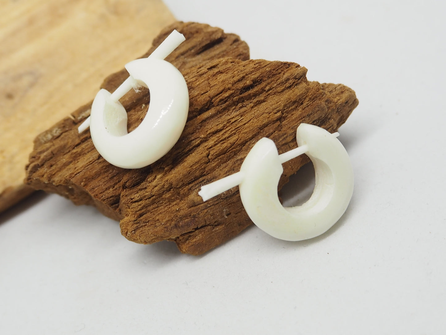 Pendientes Dilatadores Falsos (Fake Gauges) de Aro en Hueso Blanco Natural. Bone. - My Cuqui Shop #