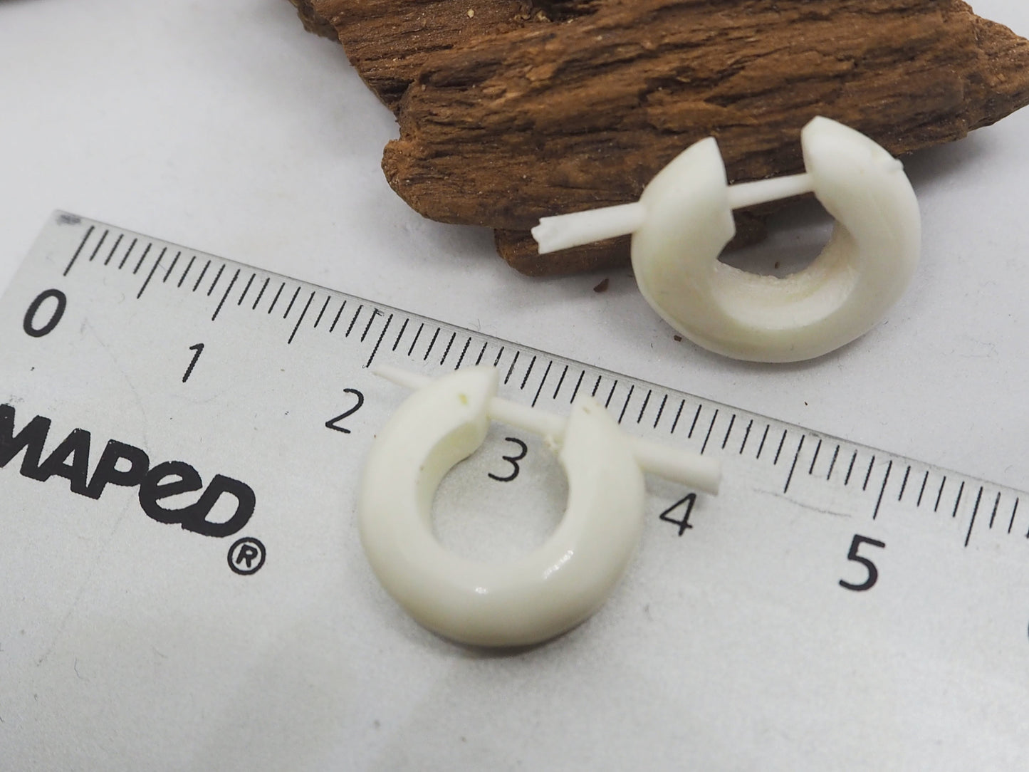 Pendientes Dilatadores Falsos (Fake Gauges) de Aro en Hueso Blanco Natural. Bone. - My Cuqui Shop #