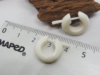 Pendientes Dilatadores Falsos (Fake Gauges) de Aro en Hueso Blanco Natural. Bone. - My Cuqui Shop #