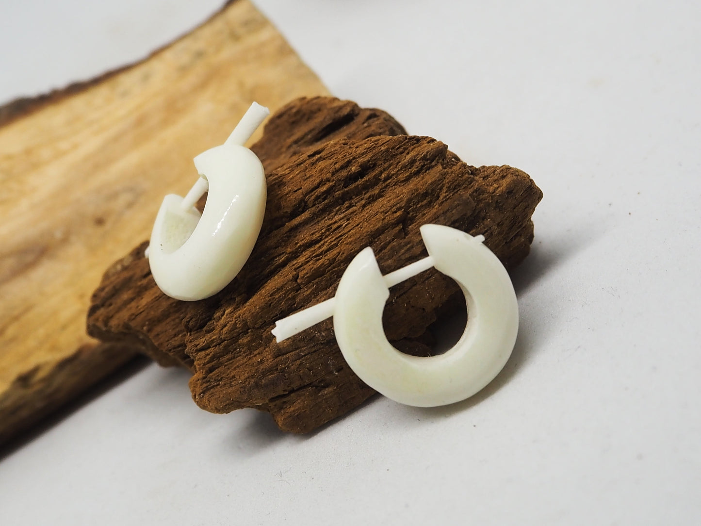 Pendientes Dilatadores Falsos (Fake Gauges) de Aro en Hueso Blanco Natural. Bone. - My Cuqui Shop #