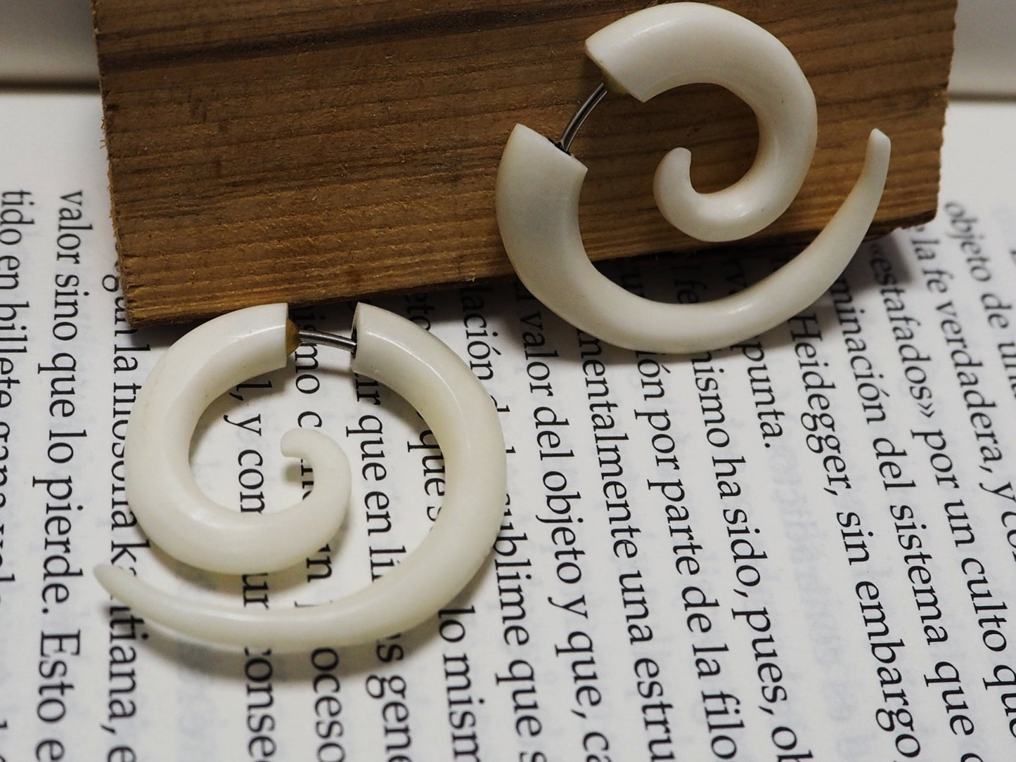 Pendientes Dilatadores Falsos (Fake Gauges) de Hueso de Yak Orgánico en Espiral - My Cuqui Shop