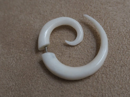 Pendientes Dilatadores Falsos (Fake Gauges) de Hueso de Yak Orgánico en Espiral - My Cuqui Shop