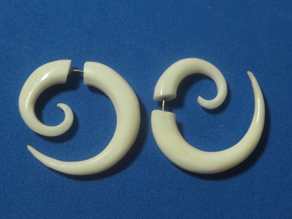 Pendientes Dilatadores Falsos (Fake Gauges) de Hueso de Yak Orgánico en Espiral - My Cuqui Shop