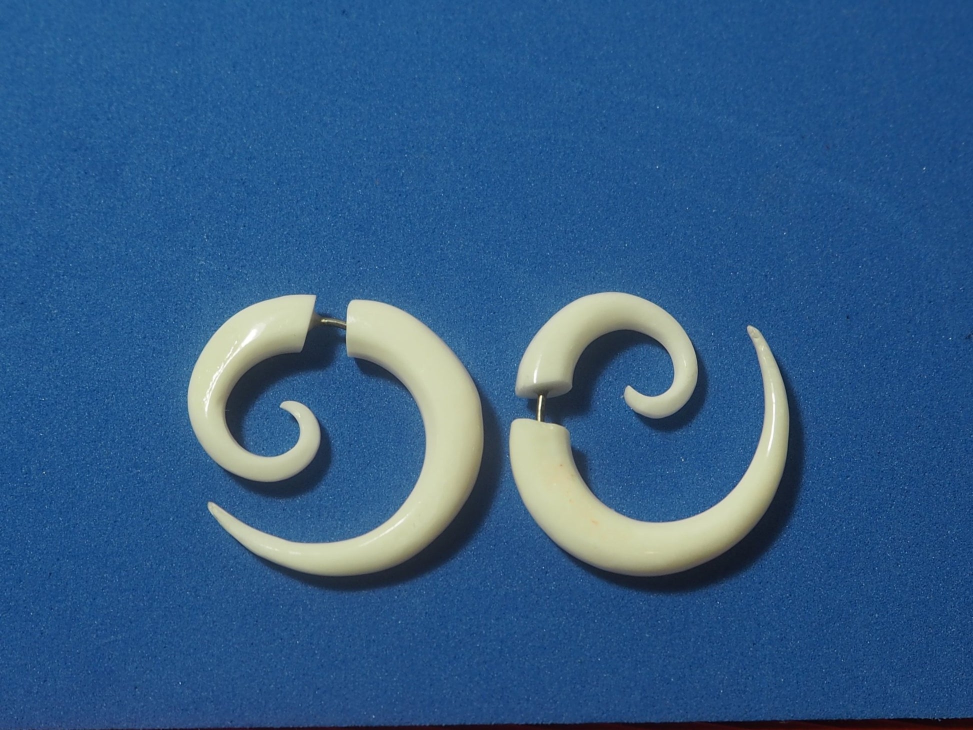 Pendientes Dilatadores Falsos (Fake Gauges) de Hueso de Yak Orgánico en Espiral - My Cuqui Shop