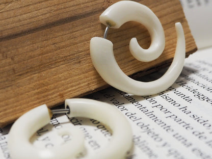 Pendientes Dilatadores Falsos (Fake Gauges) de Hueso de Yak Orgánico en Espiral - My Cuqui Shop