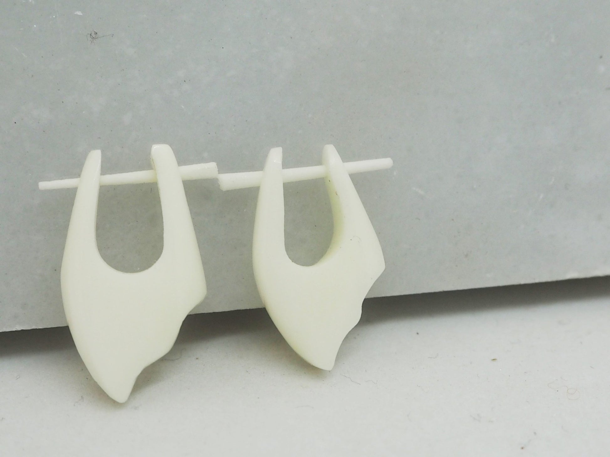 Pendientes Dilatadores Falsos (Fake Gauges) de Hueso de Yak Orgánico en Hoja - My Cuqui Shop