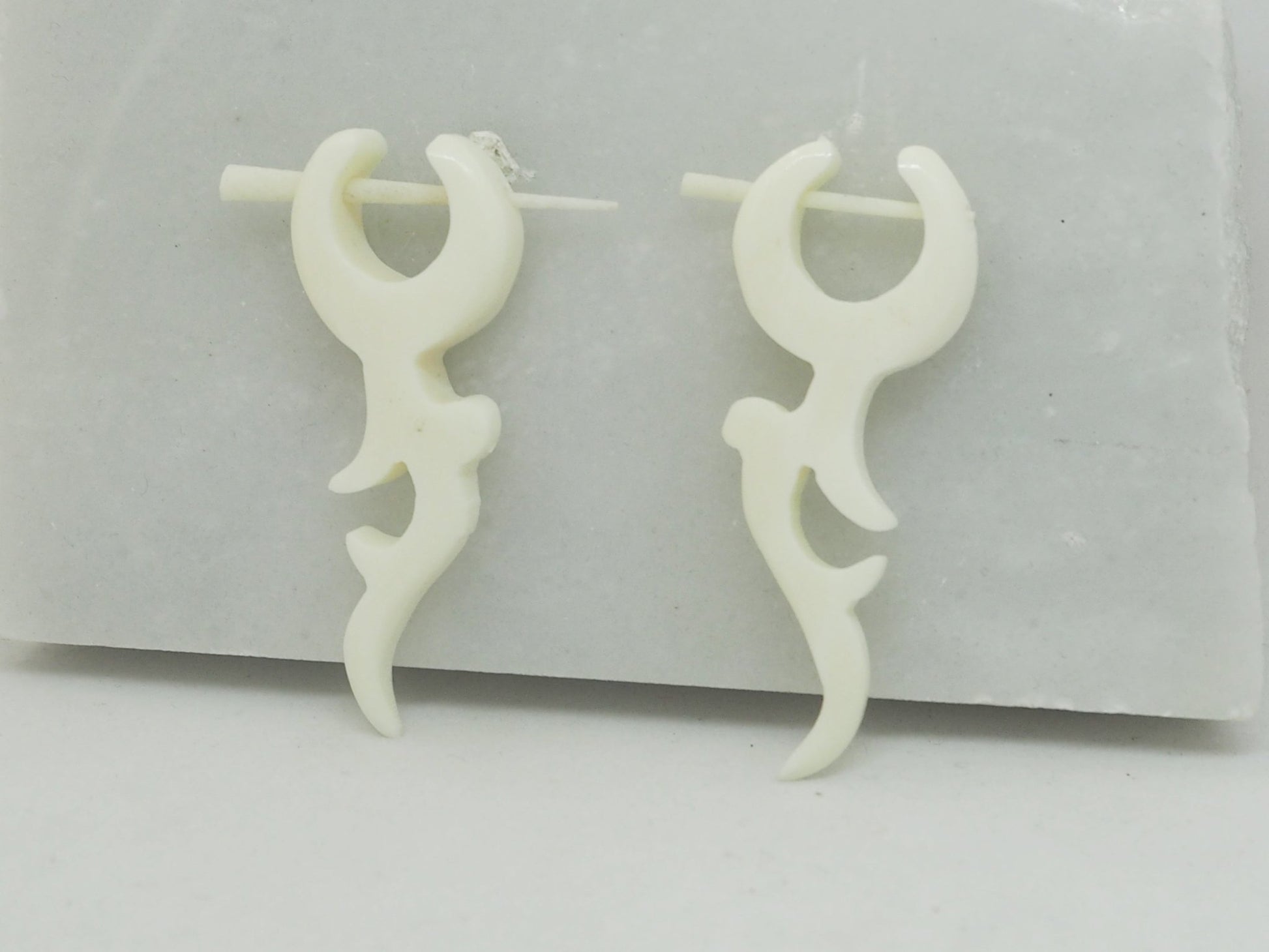 Pendientes Dilatadores Falsos (Fake Gauges) de Hueso de Yak Orgánico Tribal - My Cuqui Shop