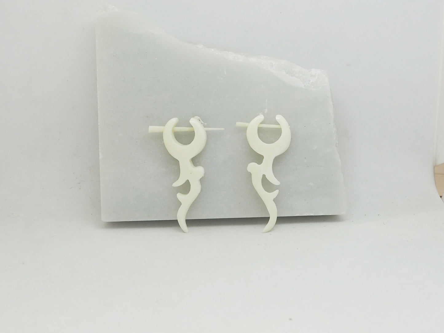 Pendientes Dilatadores Falsos (Fake Gauges) de Hueso de Yak Orgánico Tribal - My Cuqui Shop