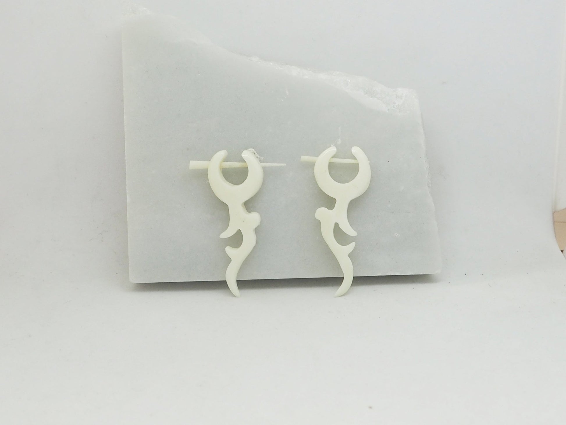 Pendientes Dilatadores Falsos (Fake Gauges) de Hueso de Yak Orgánico Tribal - My Cuqui Shop