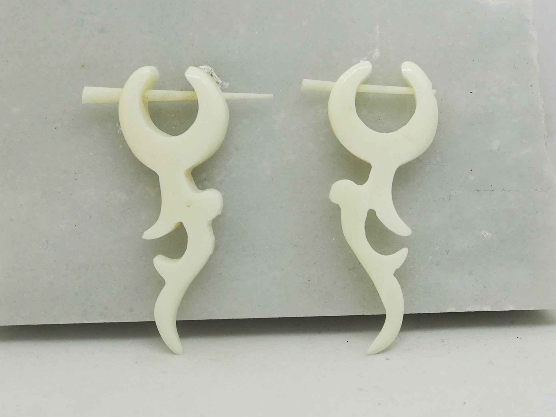 Pendientes Dilatadores Falsos (Fake Gauges) de Hueso de Yak Orgánico Tribal - My Cuqui Shop