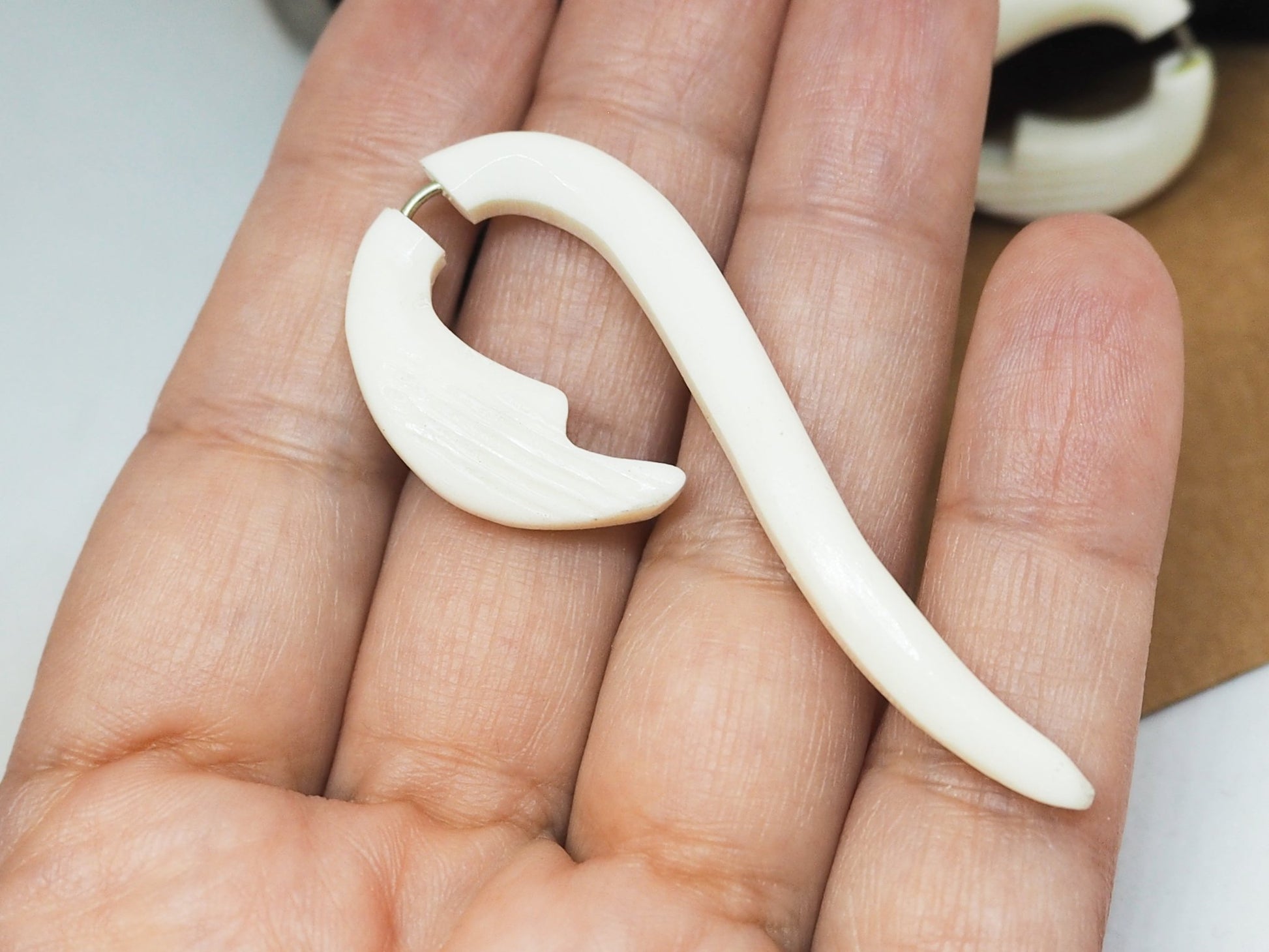 Pendientes Dilatadores Falsos (Fake Gauges) de Hueso Tallado a Mano con Diseño Tribal en Espiral - My Cuqui Shop