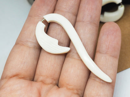 Pendientes Dilatadores Falsos (Fake Gauges) de Hueso Tallado a Mano con Diseño Tribal en Espiral - My Cuqui Shop