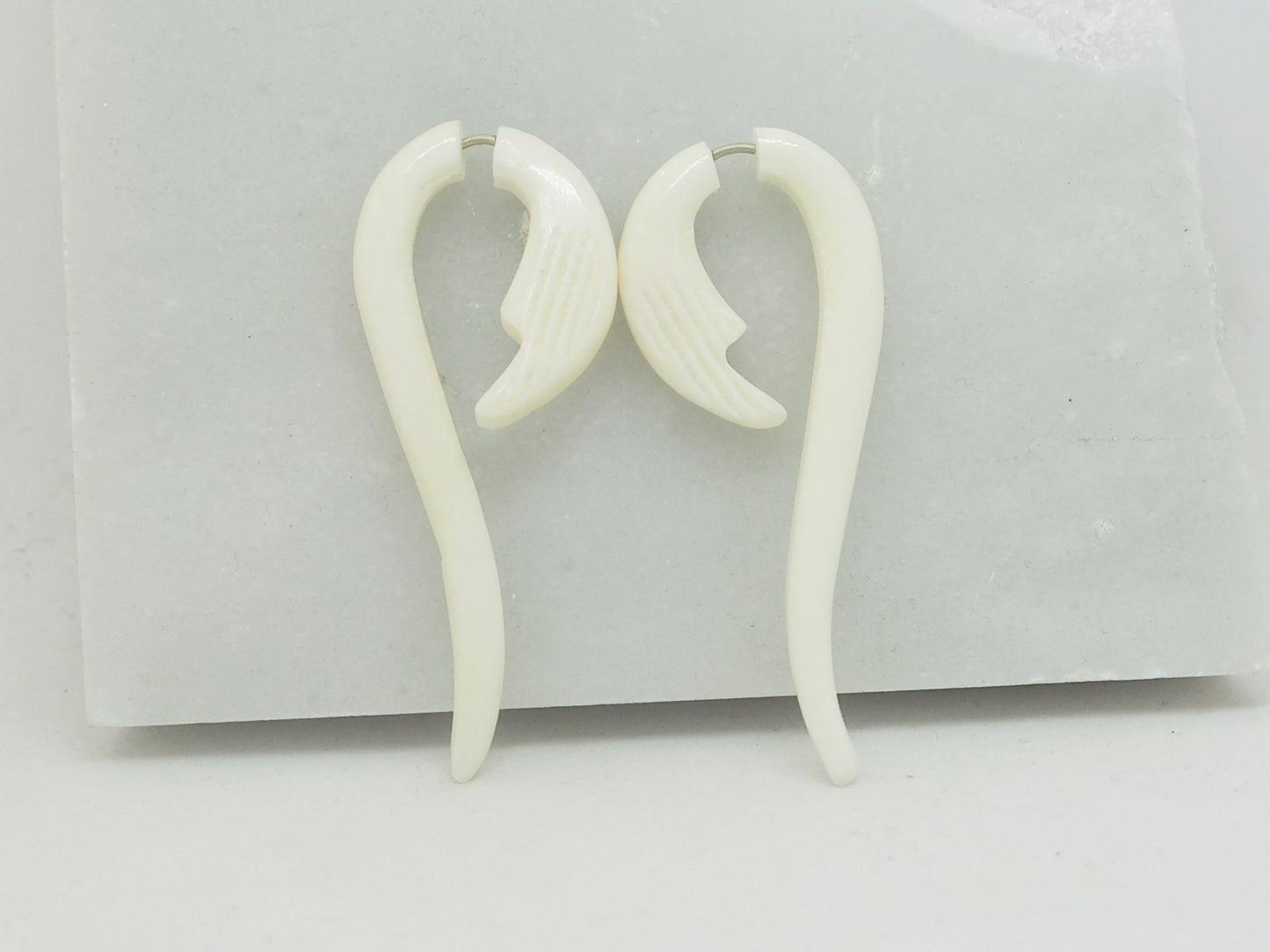 Pendientes Dilatadores Falsos (Fake Gauges) de Hueso Tallado a Mano con Diseño Tribal en Espiral - My Cuqui Shop