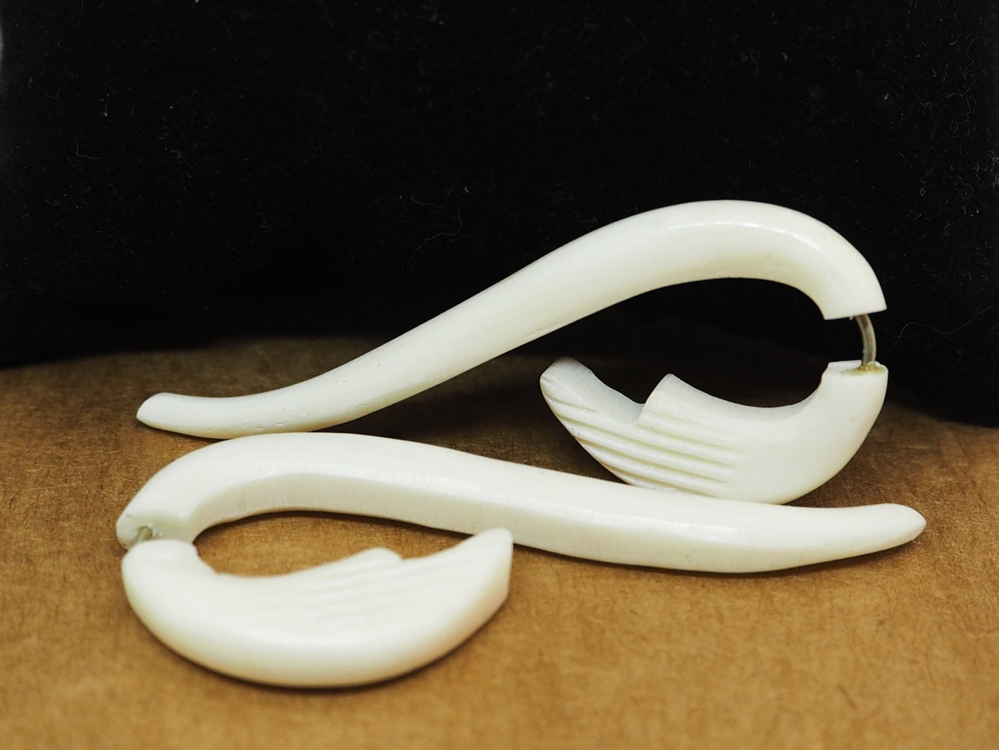 Pendientes Dilatadores Falsos (Fake Gauges) de Hueso Tallado a Mano con Diseño Tribal en Espiral - My Cuqui Shop