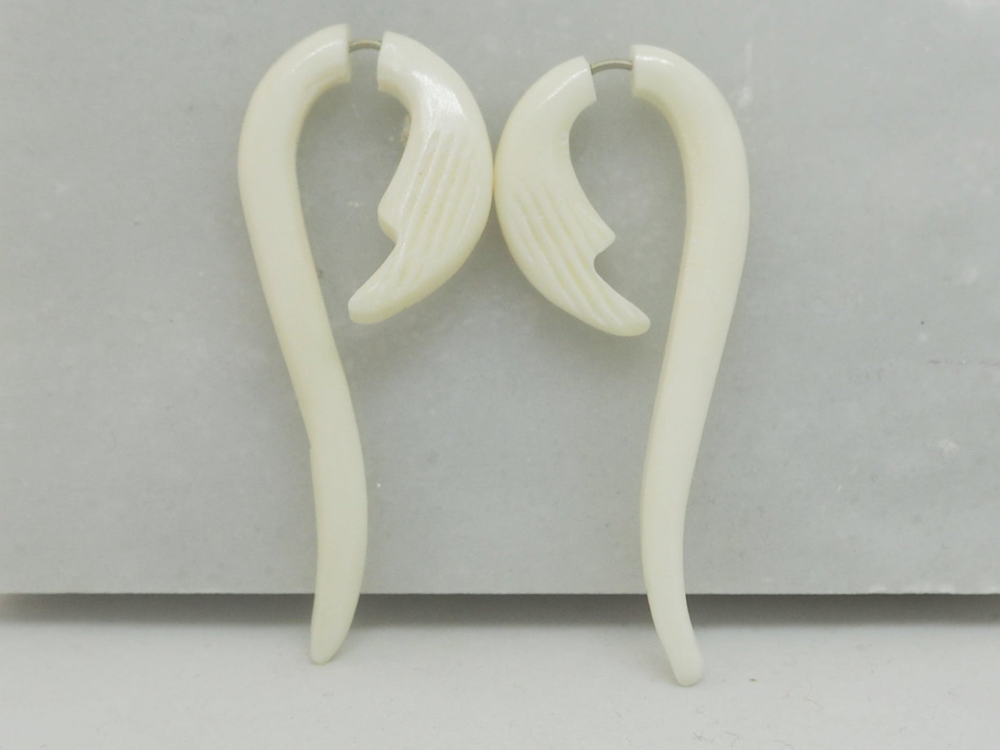 Pendientes Dilatadores Falsos (Fake Gauges) de Hueso Tallado a Mano con Diseño Tribal en Espiral - My Cuqui Shop