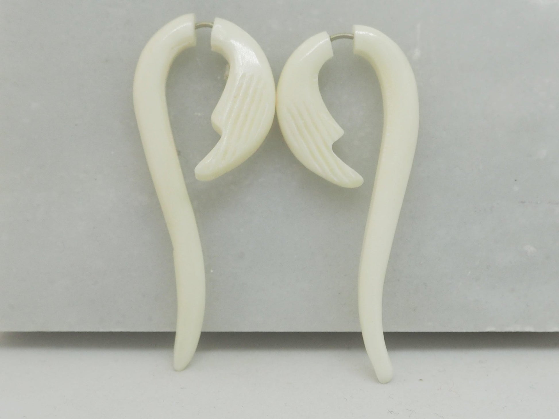 Pendientes Dilatadores Falsos (Fake Gauges) de Hueso Tallado a Mano con Diseño Tribal en Espiral - My Cuqui Shop