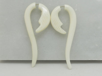 Pendientes Dilatadores Falsos (Fake Gauges) de Hueso Tallado a Mano con Diseño Tribal en Espiral - My Cuqui Shop