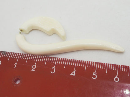 Pendientes Dilatadores Falsos (Fake Gauges) de Hueso Tallado a Mano con Diseño Tribal en Espiral - My Cuqui Shop