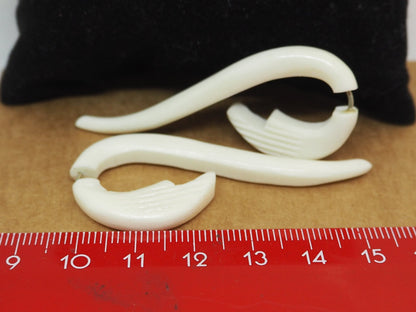 Pendientes Dilatadores Falsos (Fake Gauges) de Hueso Tallado a Mano con Diseño Tribal en Espiral - My Cuqui Shop