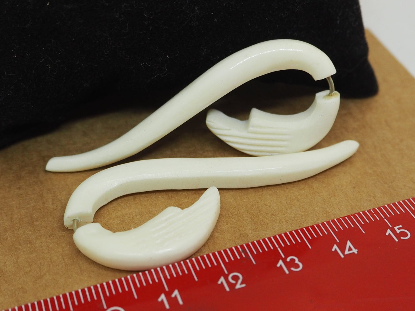 Pendientes Dilatadores Falsos (Fake Gauges) de Hueso Tallado a Mano con Diseño Tribal en Espiral - My Cuqui Shop