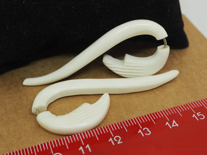 Pendientes Dilatadores Falsos (Fake Gauges) de Hueso Tallado a Mano con Diseño Tribal en Espiral - My Cuqui Shop