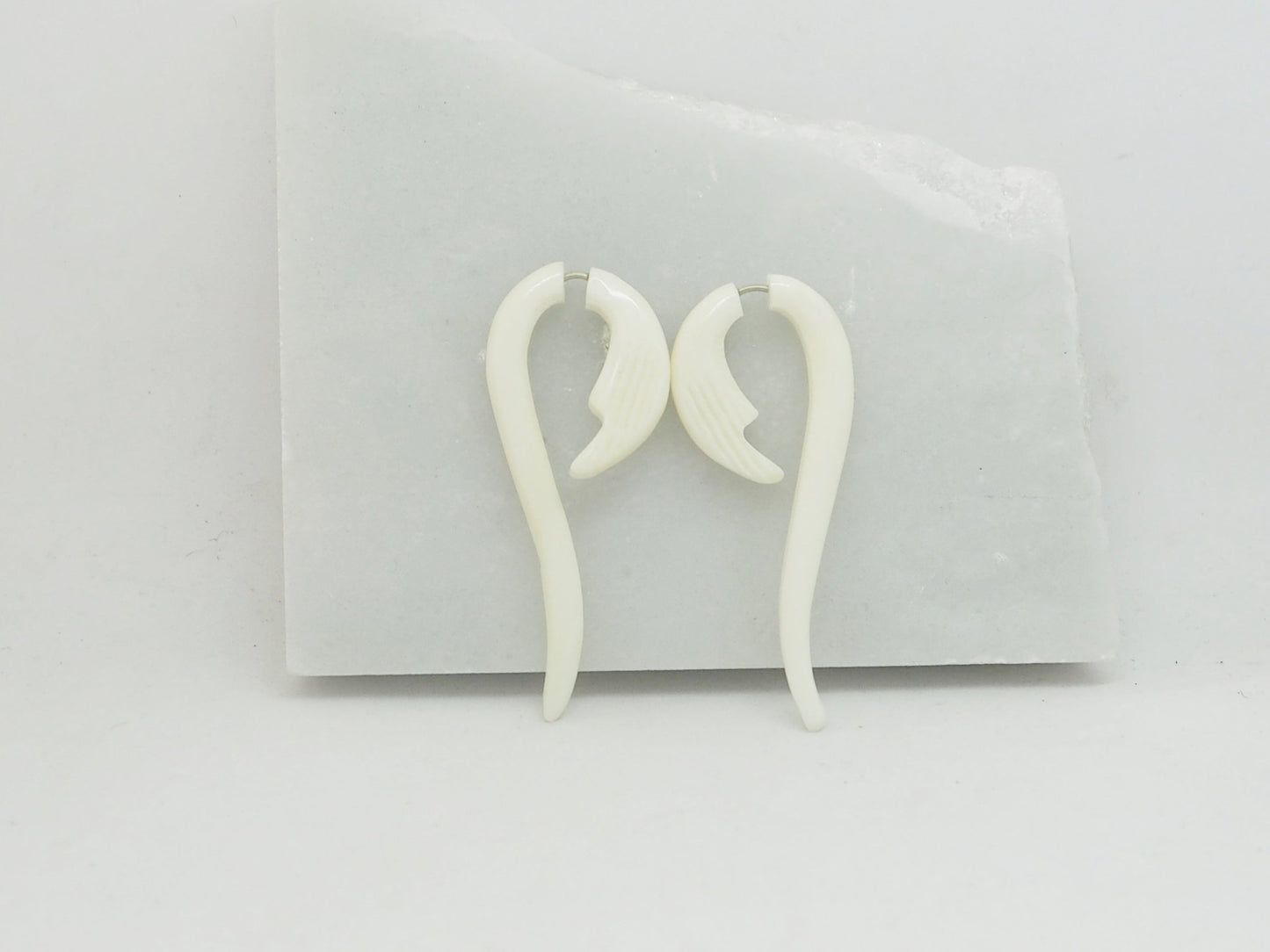Pendientes Dilatadores Falsos (Fake Gauges) de Hueso Tallado a Mano con Diseño Tribal en Espiral - My Cuqui Shop