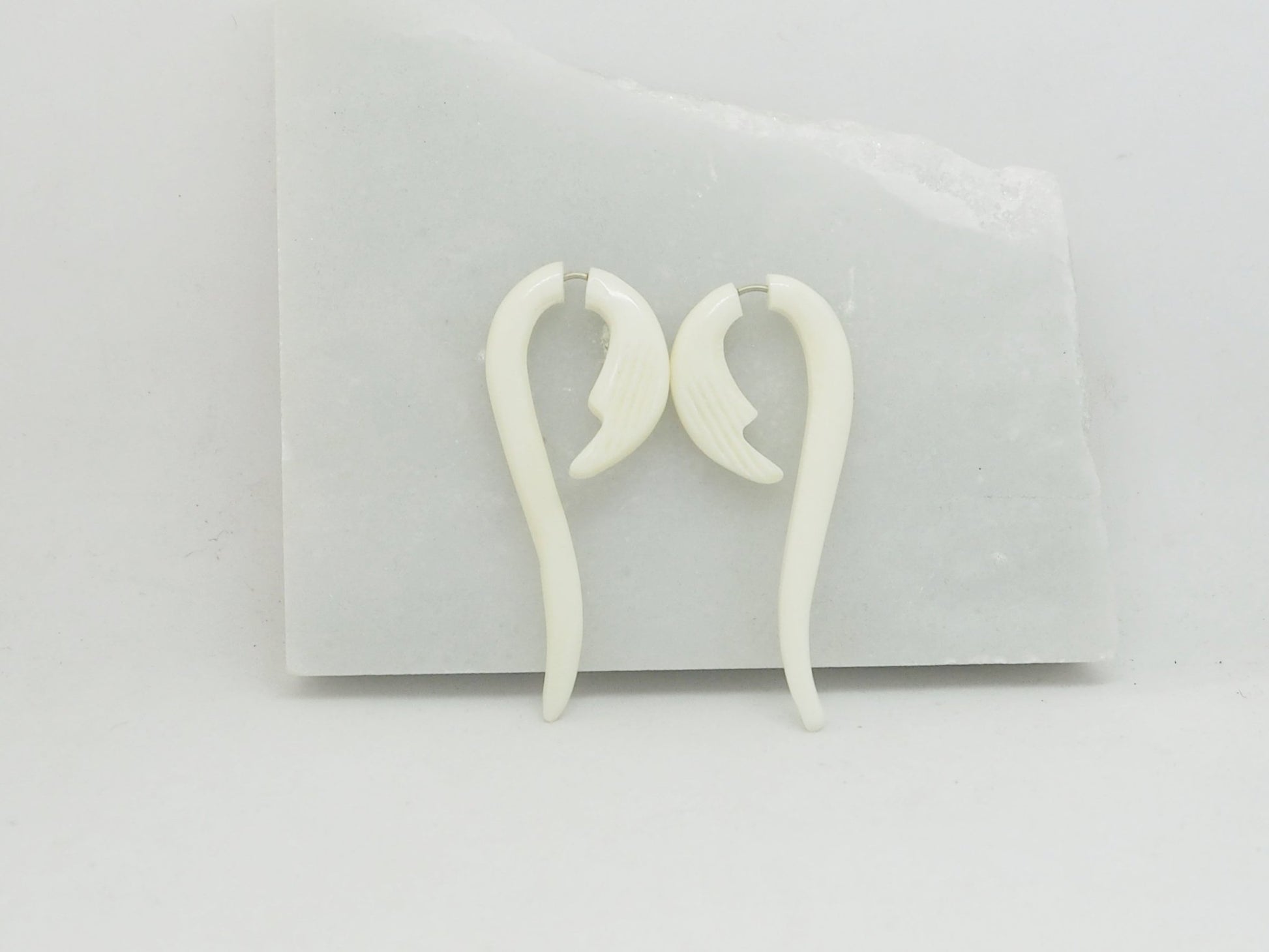 Pendientes Dilatadores Falsos (Fake Gauges) de Hueso Tallado a Mano con Diseño Tribal en Espiral - My Cuqui Shop