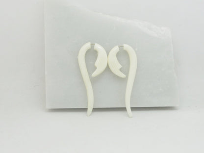 Pendientes Dilatadores Falsos (Fake Gauges) de Hueso Tallado a Mano con Diseño Tribal en Espiral - My Cuqui Shop
