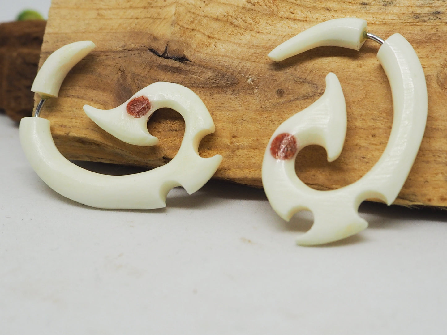 Pendientes Dilatadores Falsos (Fake Gauges) de Hueso Tallado con Detalle Tribal Rojo - My Cuqui Shop #