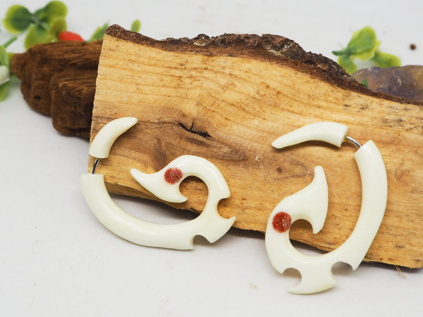 Pendientes Dilatadores Falsos (Fake Gauges) de Hueso Tallado con Detalle Tribal Rojo - My Cuqui Shop #