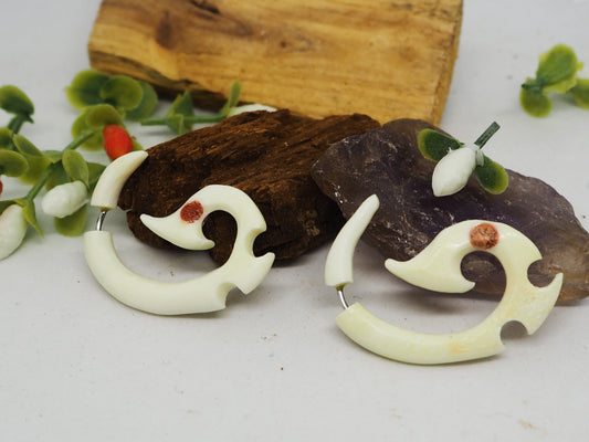 Pendientes Dilatadores Falsos (Fake Gauges) de Hueso Tallado con Detalle Tribal Rojo - My Cuqui Shop #