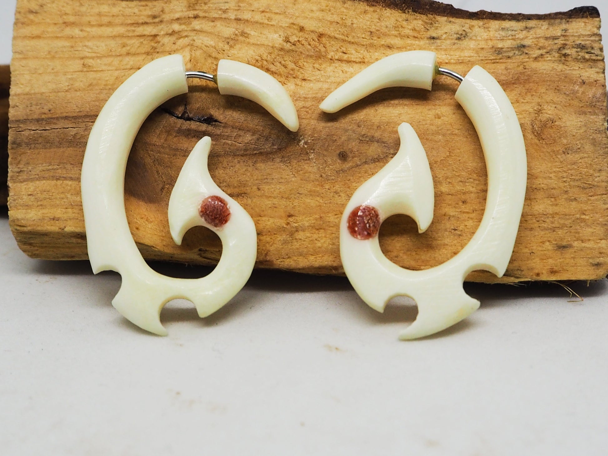 Pendientes Dilatadores Falsos (Fake Gauges) de Hueso Tallado con Detalle Tribal Rojo - My Cuqui Shop #
