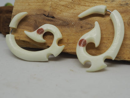 Pendientes Dilatadores Falsos (Fake Gauges) de Hueso Tallado con Detalle Tribal Rojo - My Cuqui Shop #