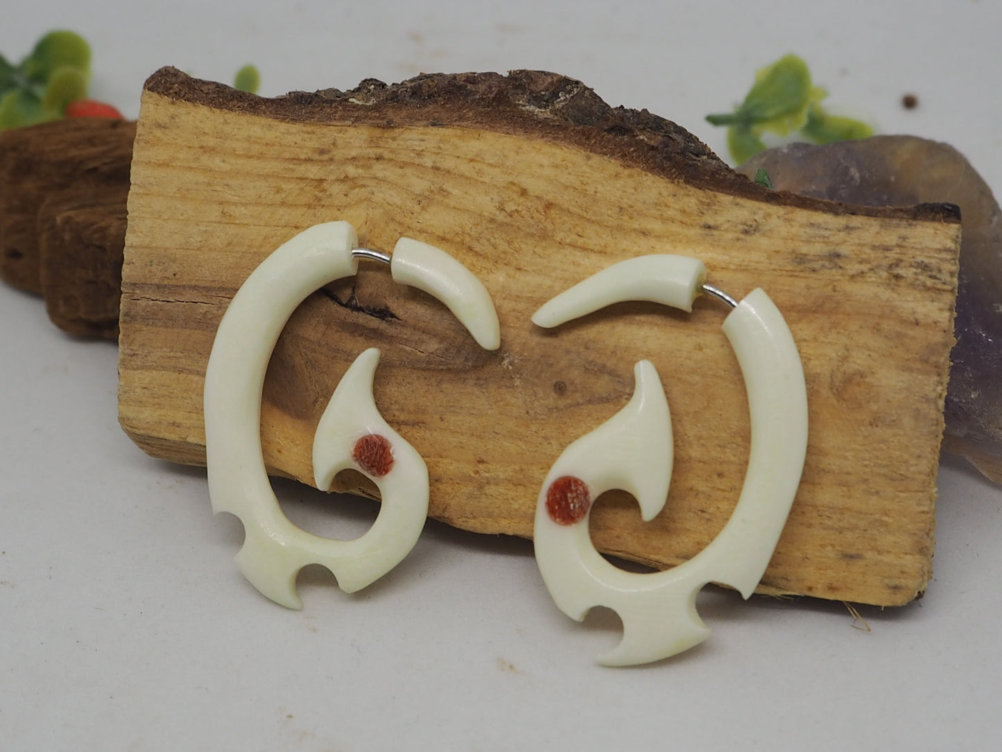 Pendientes Dilatadores Falsos (Fake Gauges) de Hueso Tallado con Detalle Tribal Rojo - My Cuqui Shop #