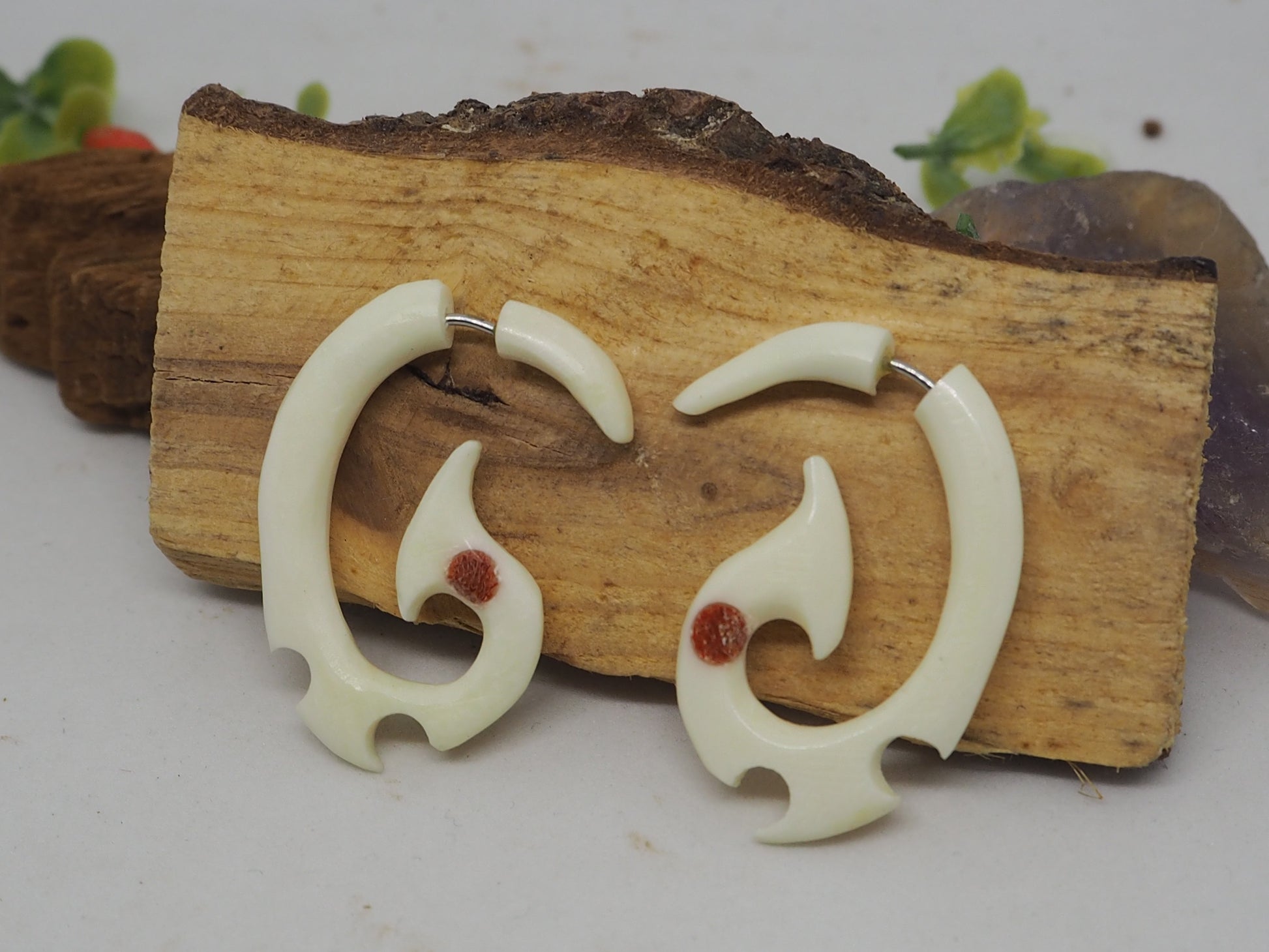 Pendientes Dilatadores Falsos (Fake Gauges) de Hueso Tallado con Detalle Tribal Rojo - My Cuqui Shop #