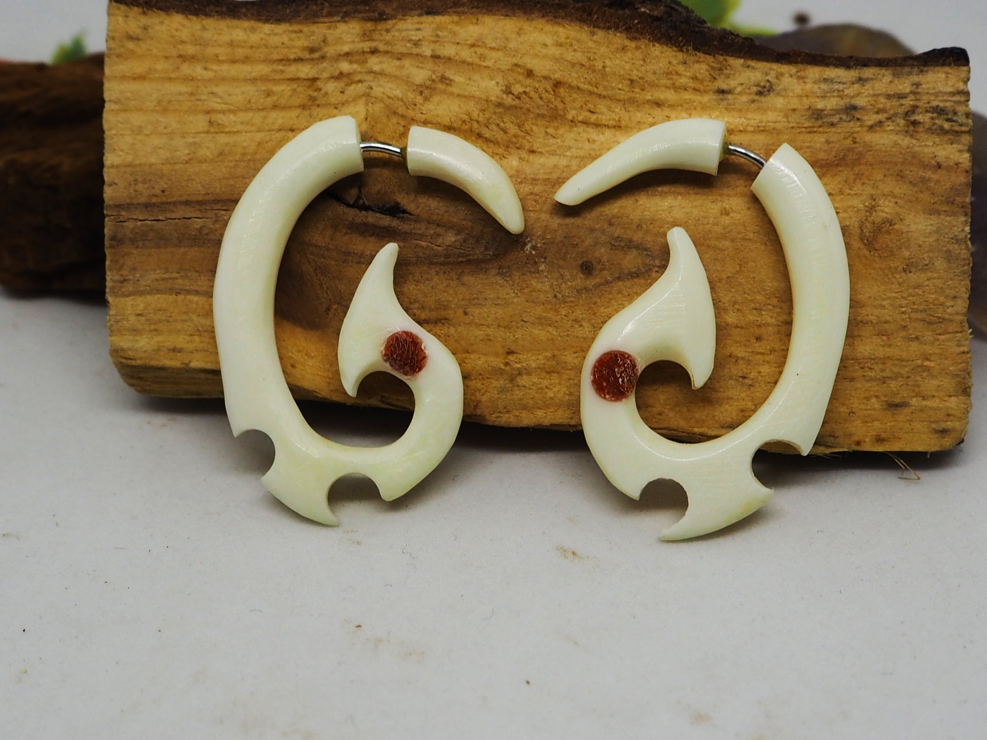 Pendientes Dilatadores Falsos (Fake Gauges) de Hueso Tallado con Detalle Tribal Rojo - My Cuqui Shop #