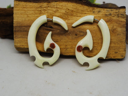 Pendientes Dilatadores Falsos (Fake Gauges) de Hueso Tallado con Detalle Tribal Rojo - My Cuqui Shop #