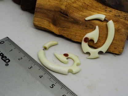 Pendientes Dilatadores Falsos (Fake Gauges) de Hueso Tallado con Detalle Tribal Rojo - My Cuqui Shop #