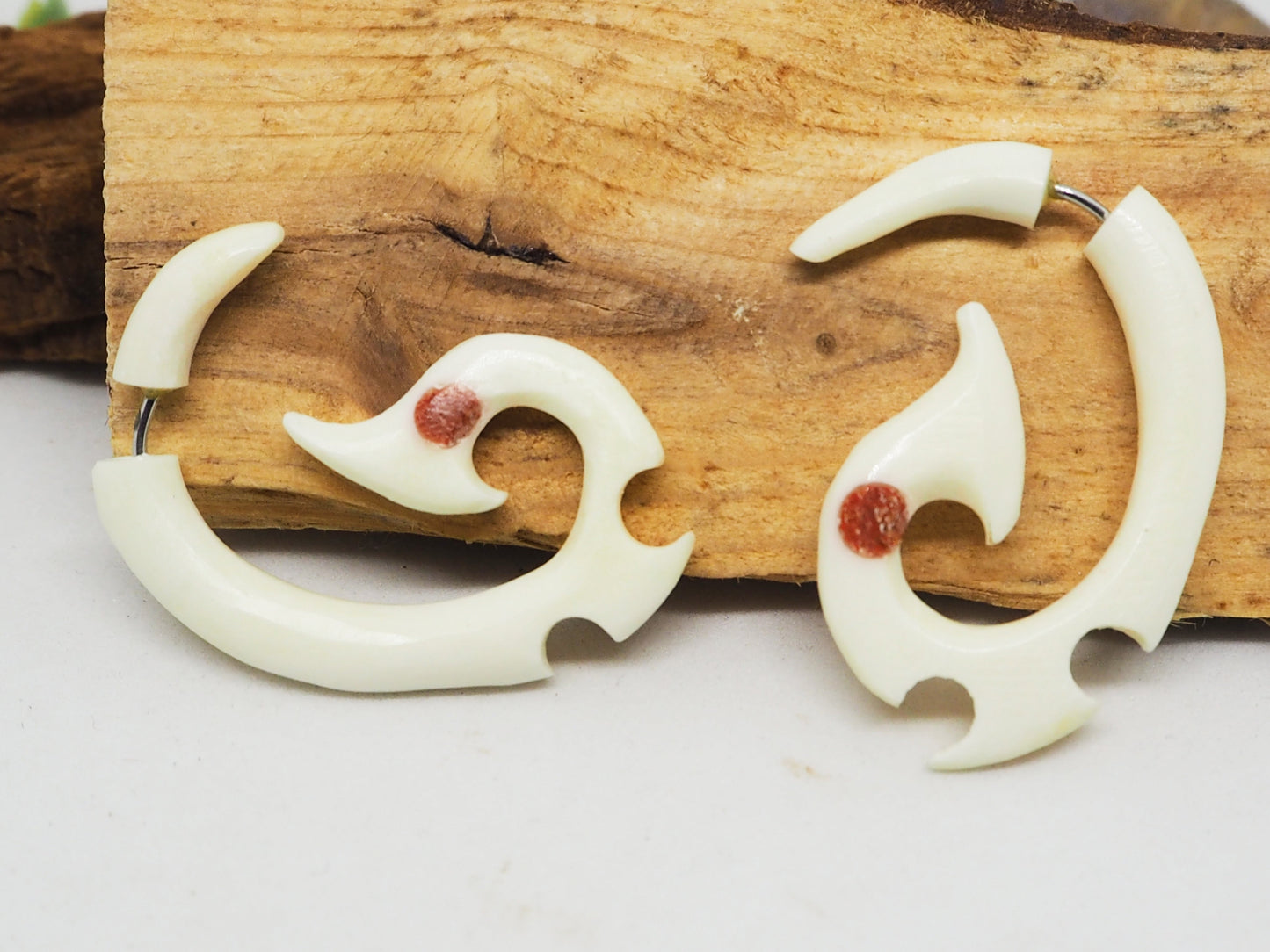 Pendientes Dilatadores Falsos (Fake Gauges) de Hueso Tallado con Detalle Tribal Rojo - My Cuqui Shop #