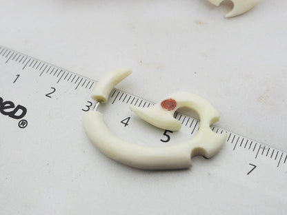 Pendientes Dilatadores Falsos (Fake Gauges) de Hueso Tallado con Detalle Tribal Rojo - My Cuqui Shop #