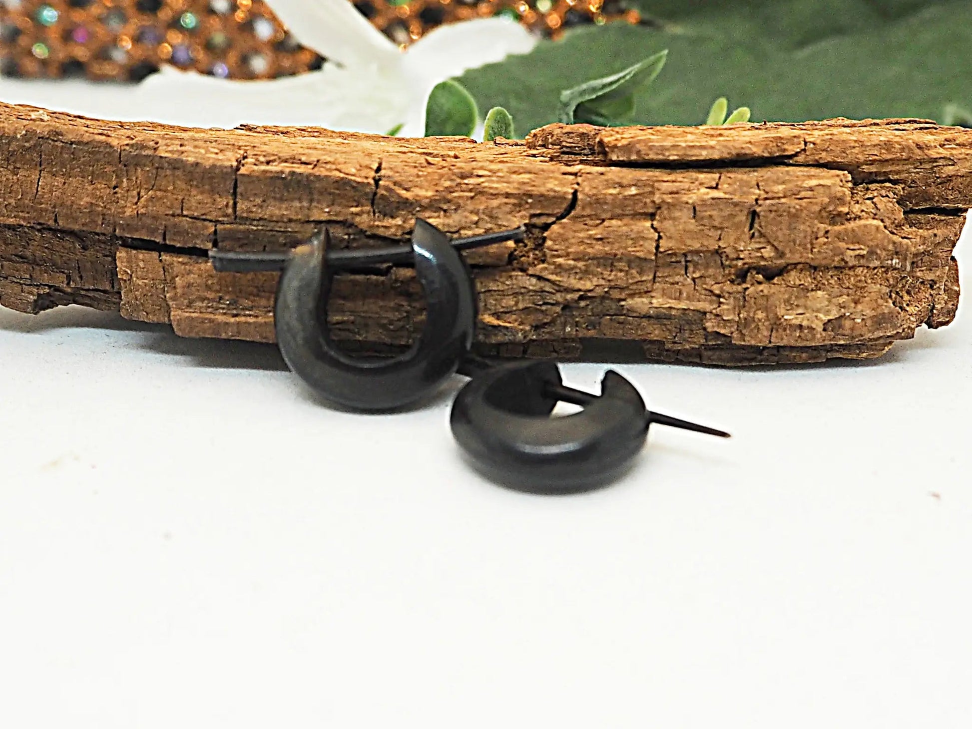 Pendientes Huggie Asta | en tonos oscuros - My Cuqui