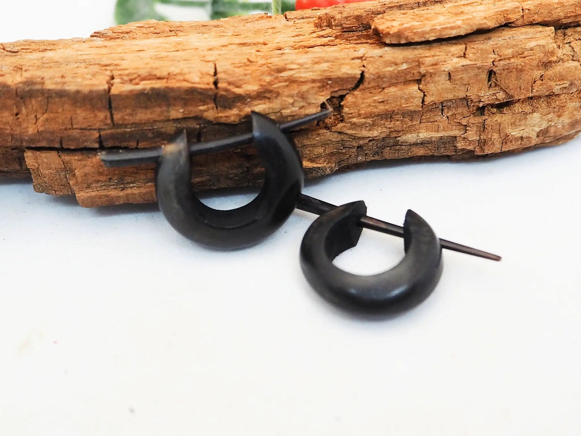 Pendientes Huggie Asta | en tonos oscuros - My Cuqui