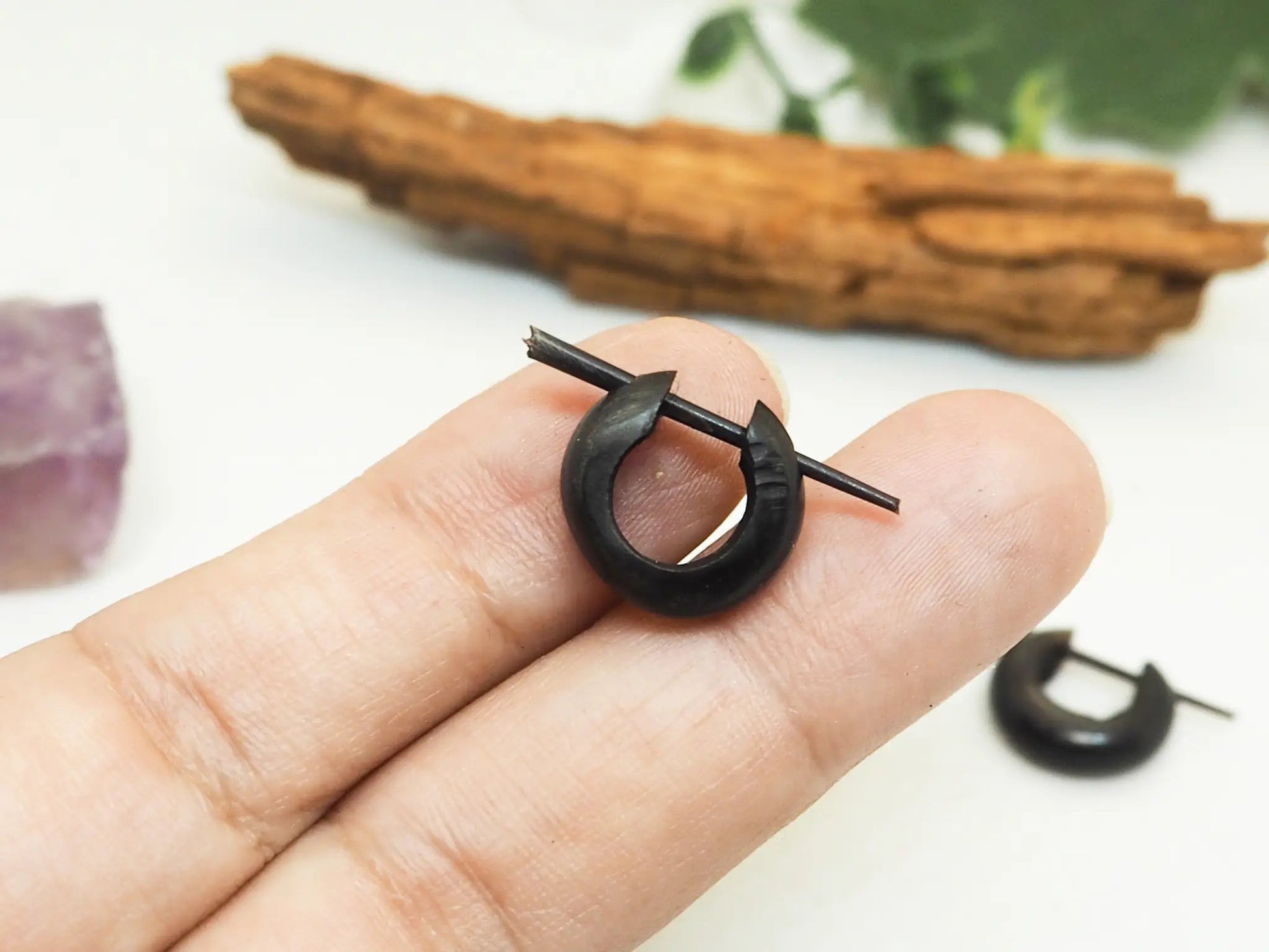 Pendientes Huggie Asta | en tonos oscuros - My Cuqui